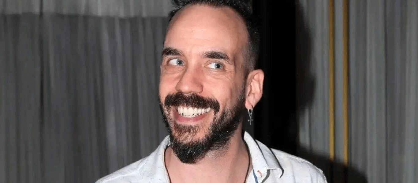 Αναβλήθηκε η δίκη του Πάνου Μουζουράκη για την εξύβριση της ελληνικής σημαίας και της εορτής της 28ης Οκτωβρίου